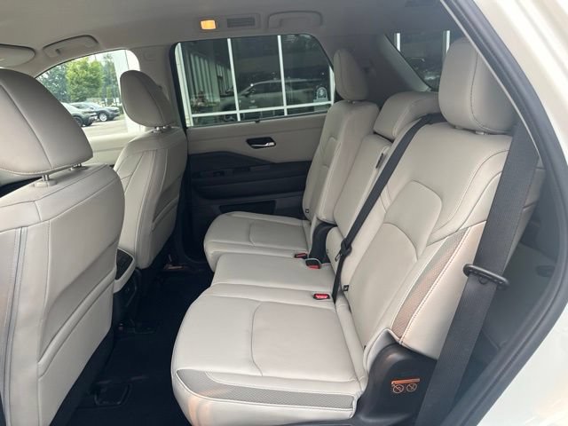 Used 2023 Nissan Pathfinder SL w/ Black Appearance Package AWD/4WD image 21