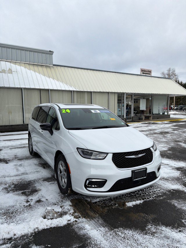 Used 2024 Chrysler Pacifica Limited w/ Uconnect Theater Family Group image 5