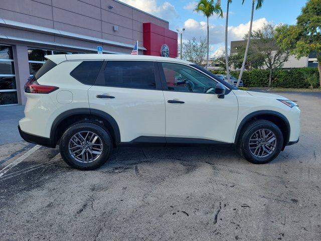 Used 2025 Nissan Rogue S image 8