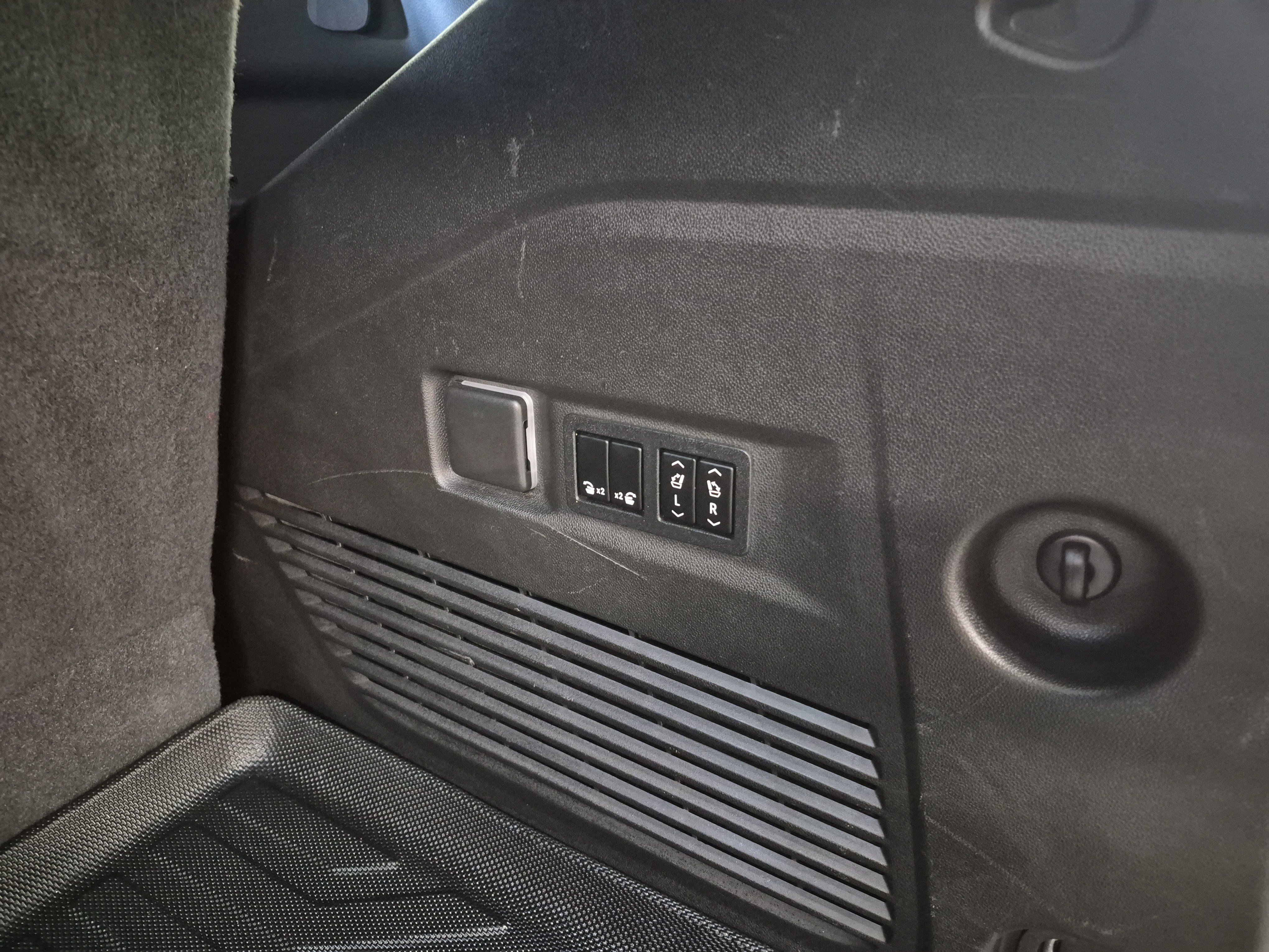 Used 2022 Chevrolet Tahoe RST w/ Sport Performance Package RWD image 19