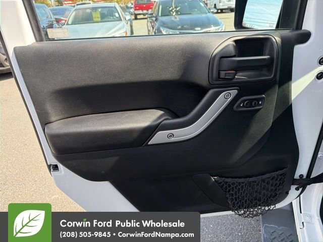 Used 2016 Jeep Wrangler Unlimited Sahara w/ Connectivity Group image 13