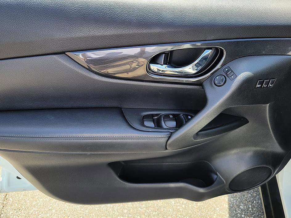 Used 2018 Nissan Rogue SV w/ Premium Package image 9