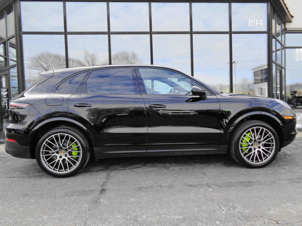 Used 2022 Porsche Cayenne Platinum Edition image 4