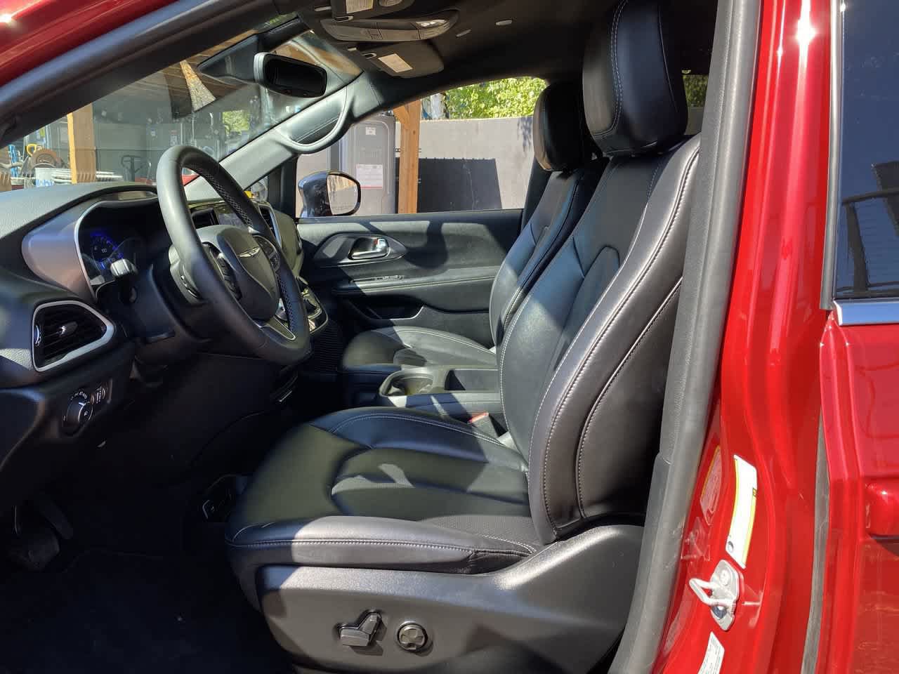 Used 2025 Chrysler Pacifica Select FWD image 13