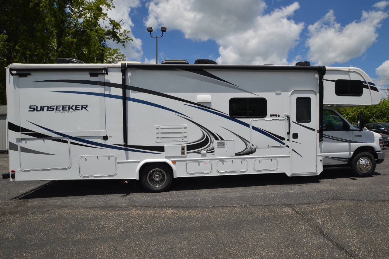 Used 2019 Ford E-450 and Econoline 450 Super Duty w/ Motorhome Prep Package RWD image 7