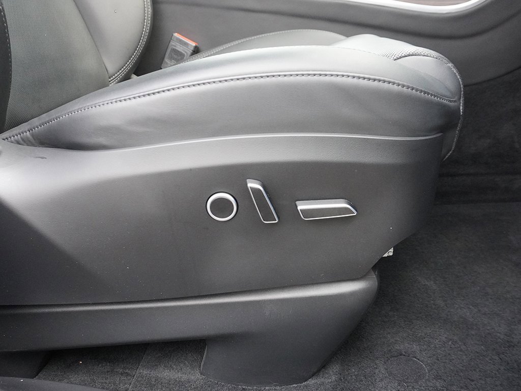 Used 2022 Tesla Model X image 40