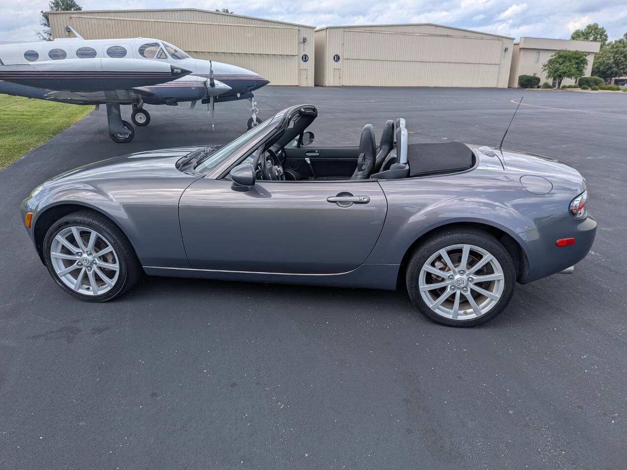 Used 2008 MAZDA MX-5 Miata Grand Touring w/ Premium Pkg RWD image 2