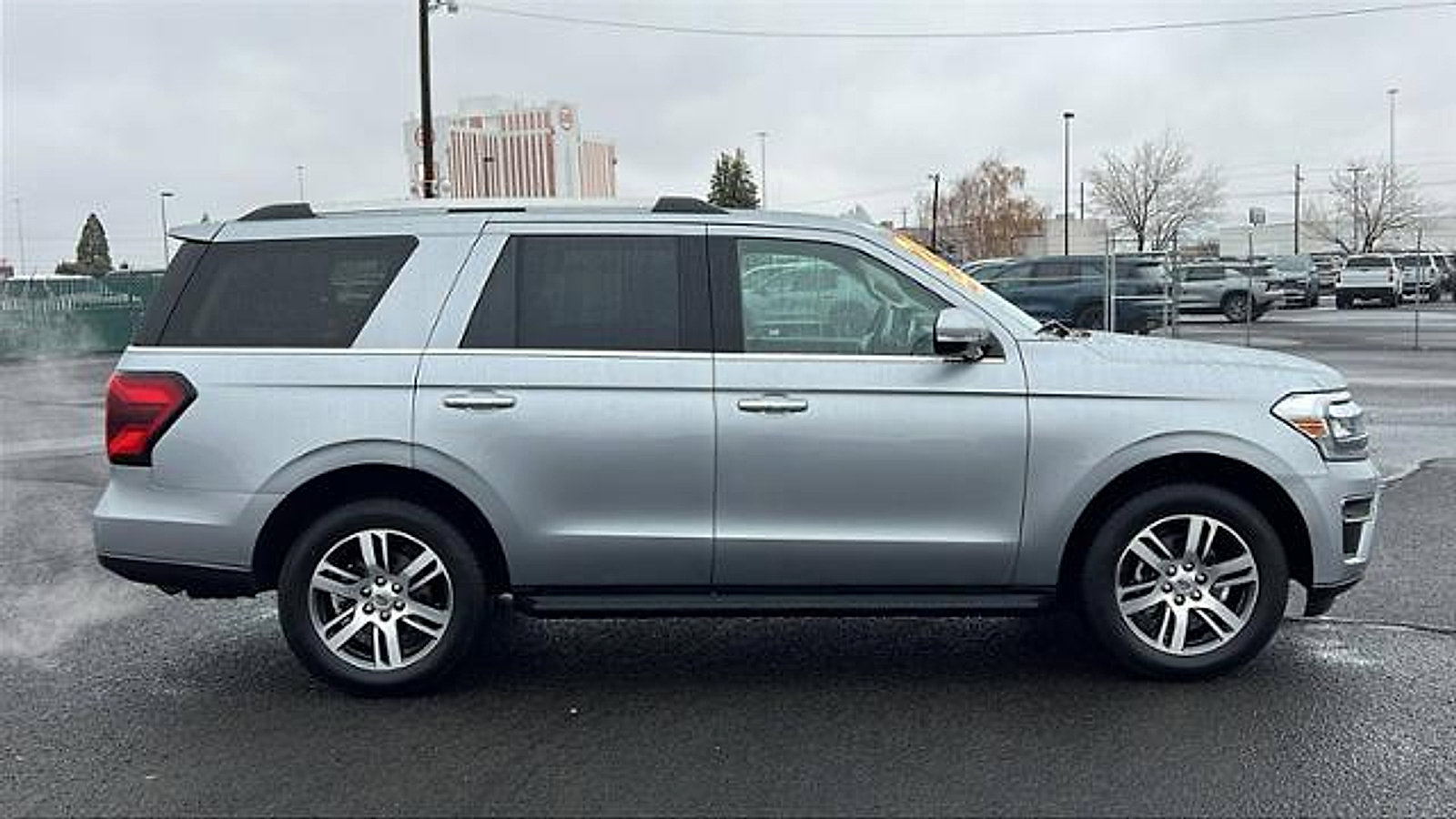 Used 2024 Ford Expedition Limited image 4