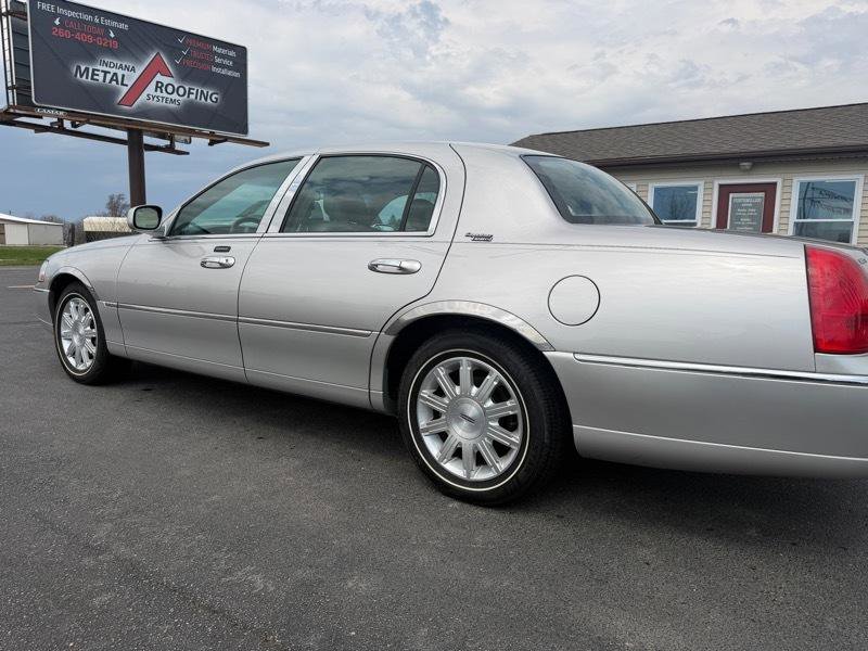 Used 2010 Lincoln Town Car Signature Limited image 34