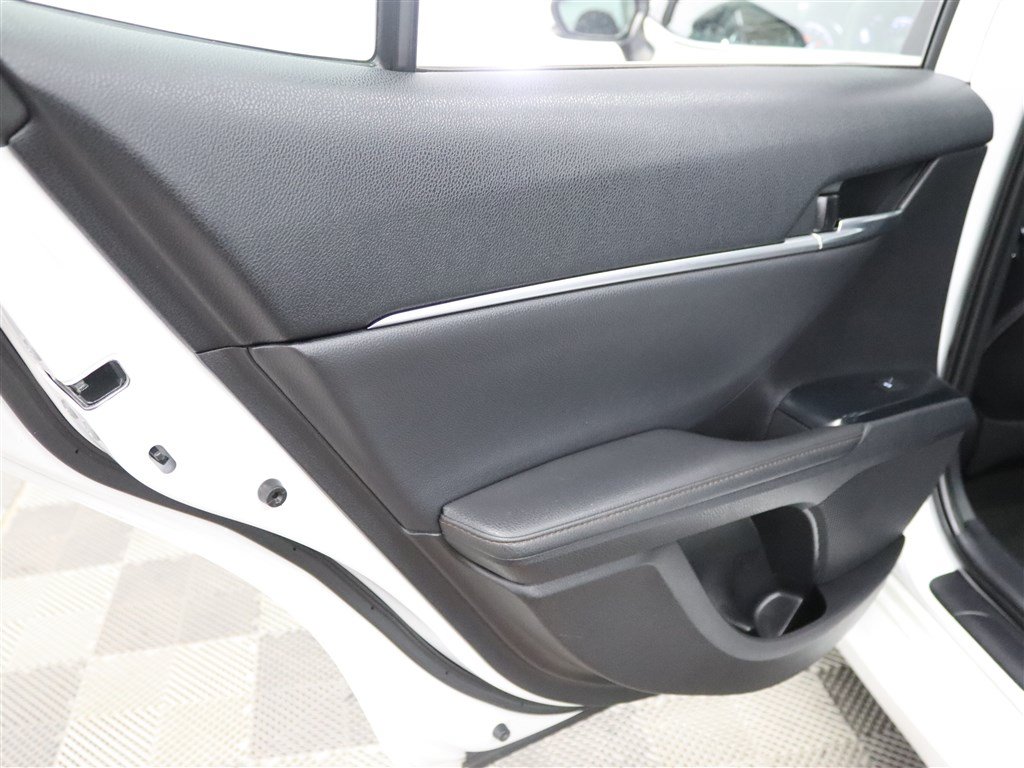 Used 2020 Toyota Camry XLE FWD image 18