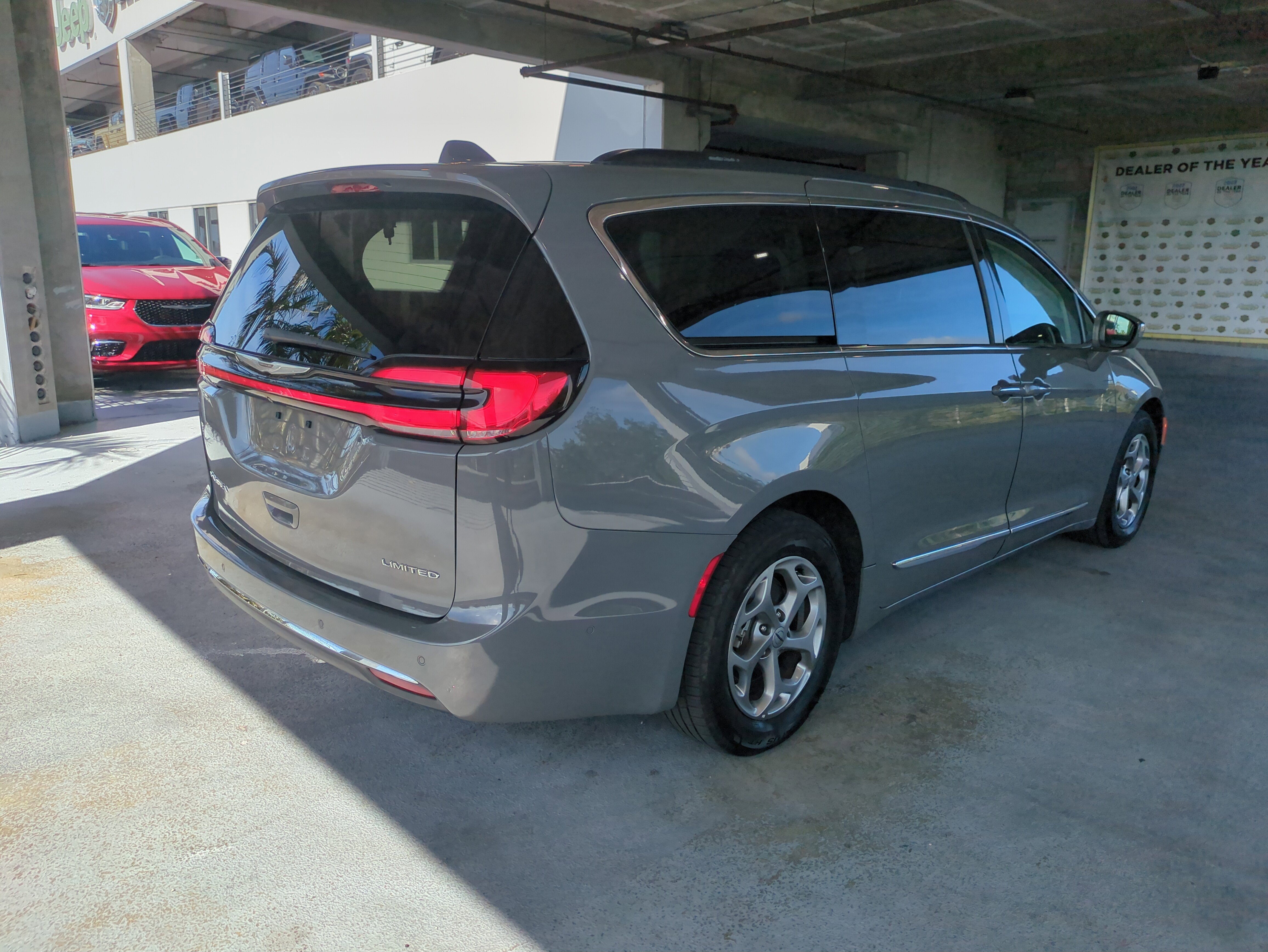 Used 2022 Chrysler Pacifica Limited FWD image 5