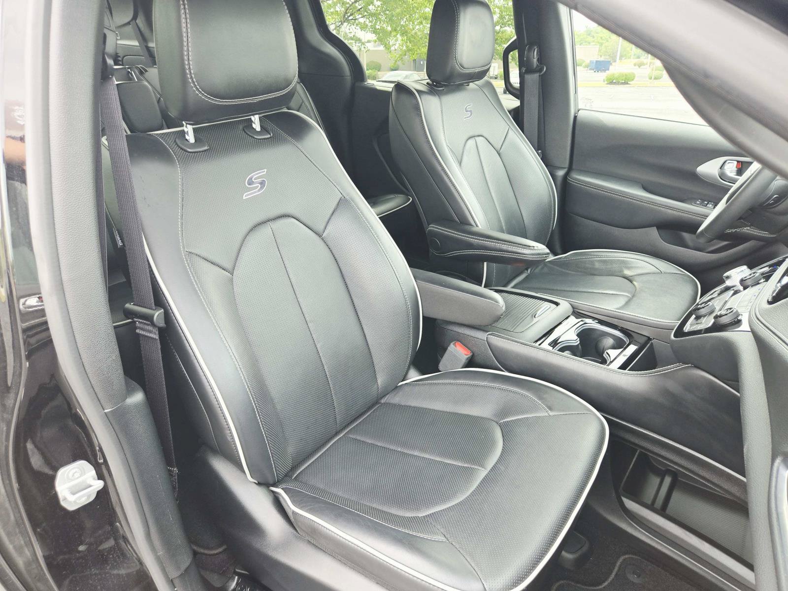 Used 2025 Chrysler Pacifica Limited FWD image 19