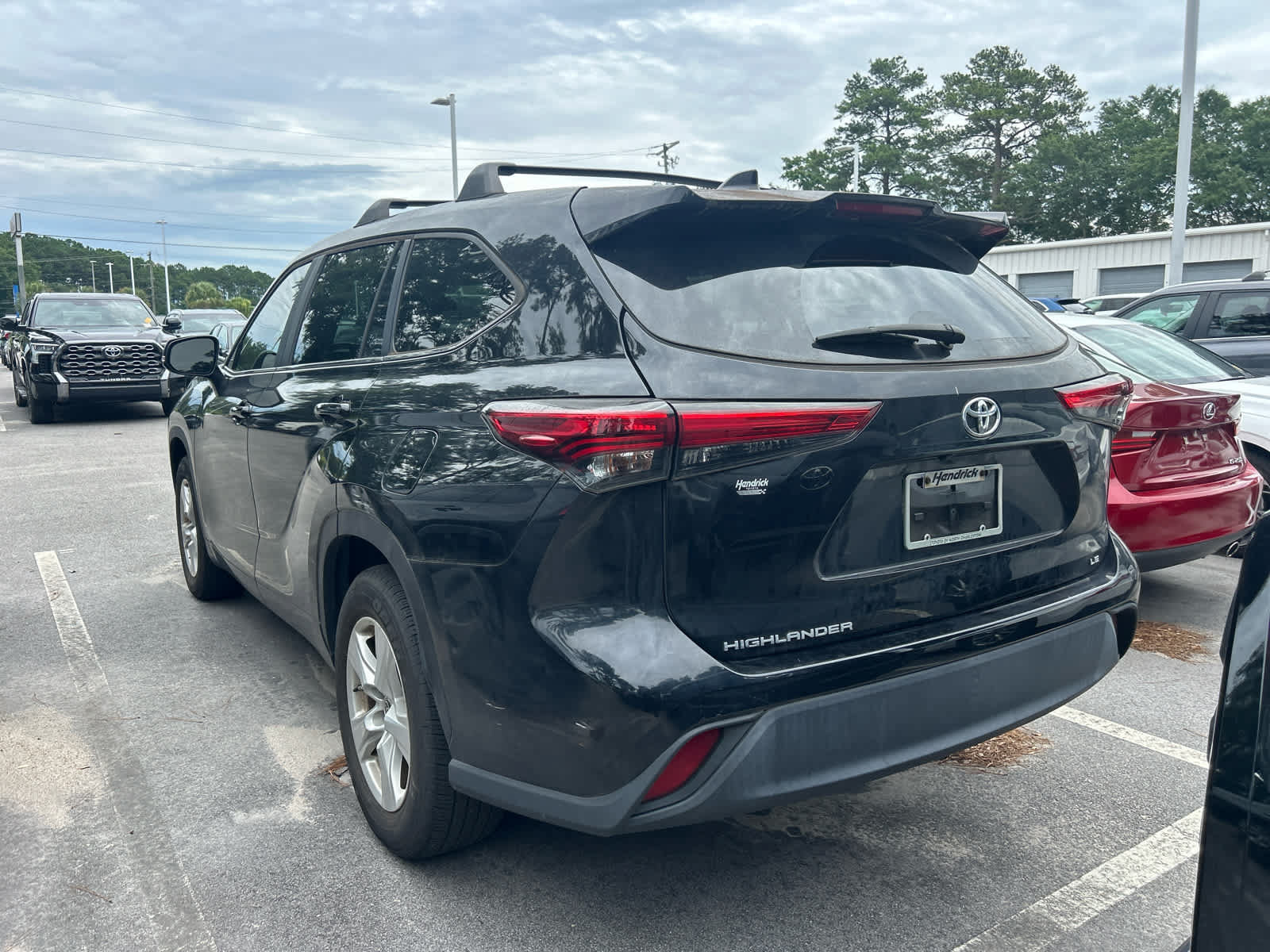 Used 2023 Toyota Highlander LE FWD image 2