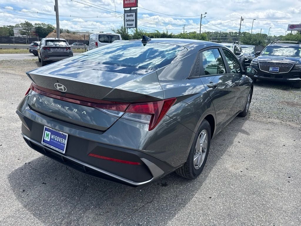 Used 2025 Hyundai Elantra SE FWD image 5