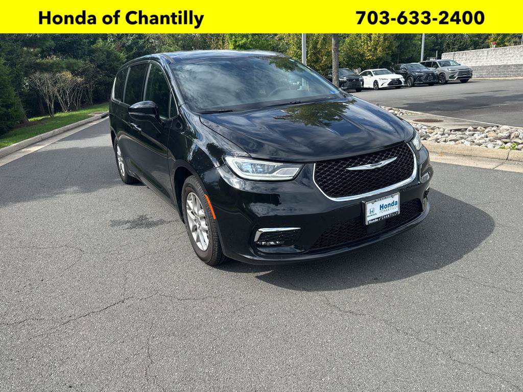 Used 2025 Chrysler Pacifica Select FWD image 1