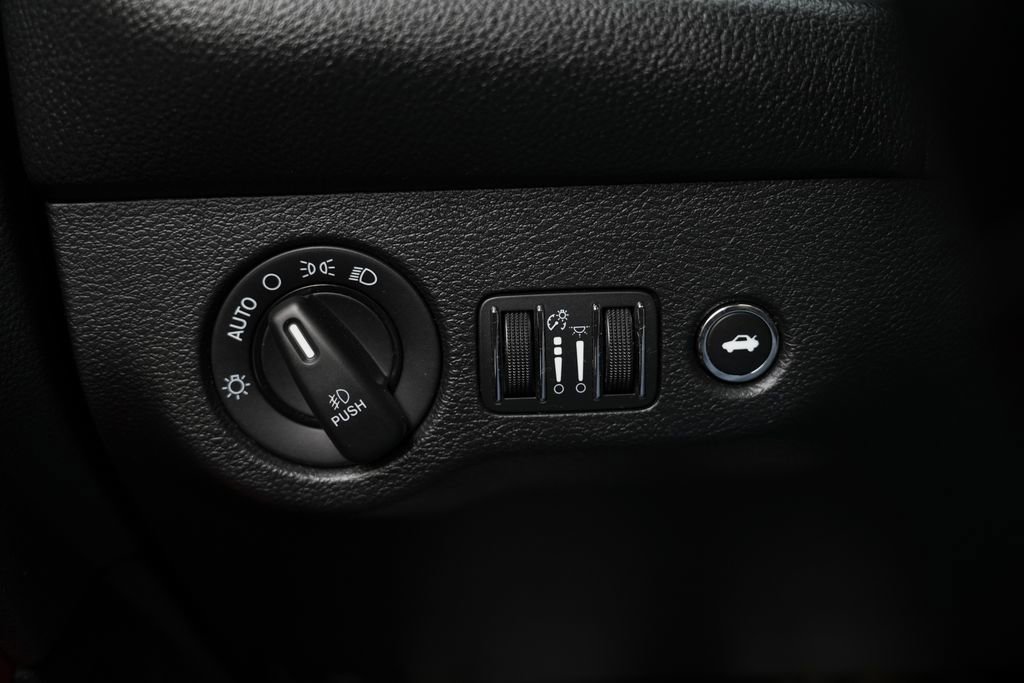 Used 2015 Dodge Challenger R/T Plus image 28