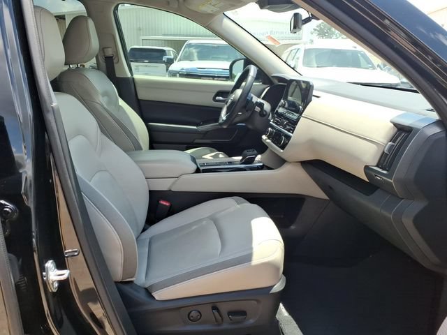 Used 2023 Nissan Pathfinder SL w/ Black Appearance Package FWD image 18