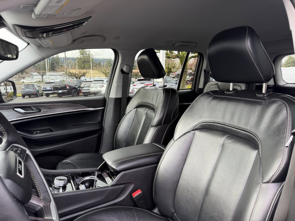 Used 2023 Jeep Grand Cherokee Limited image 16