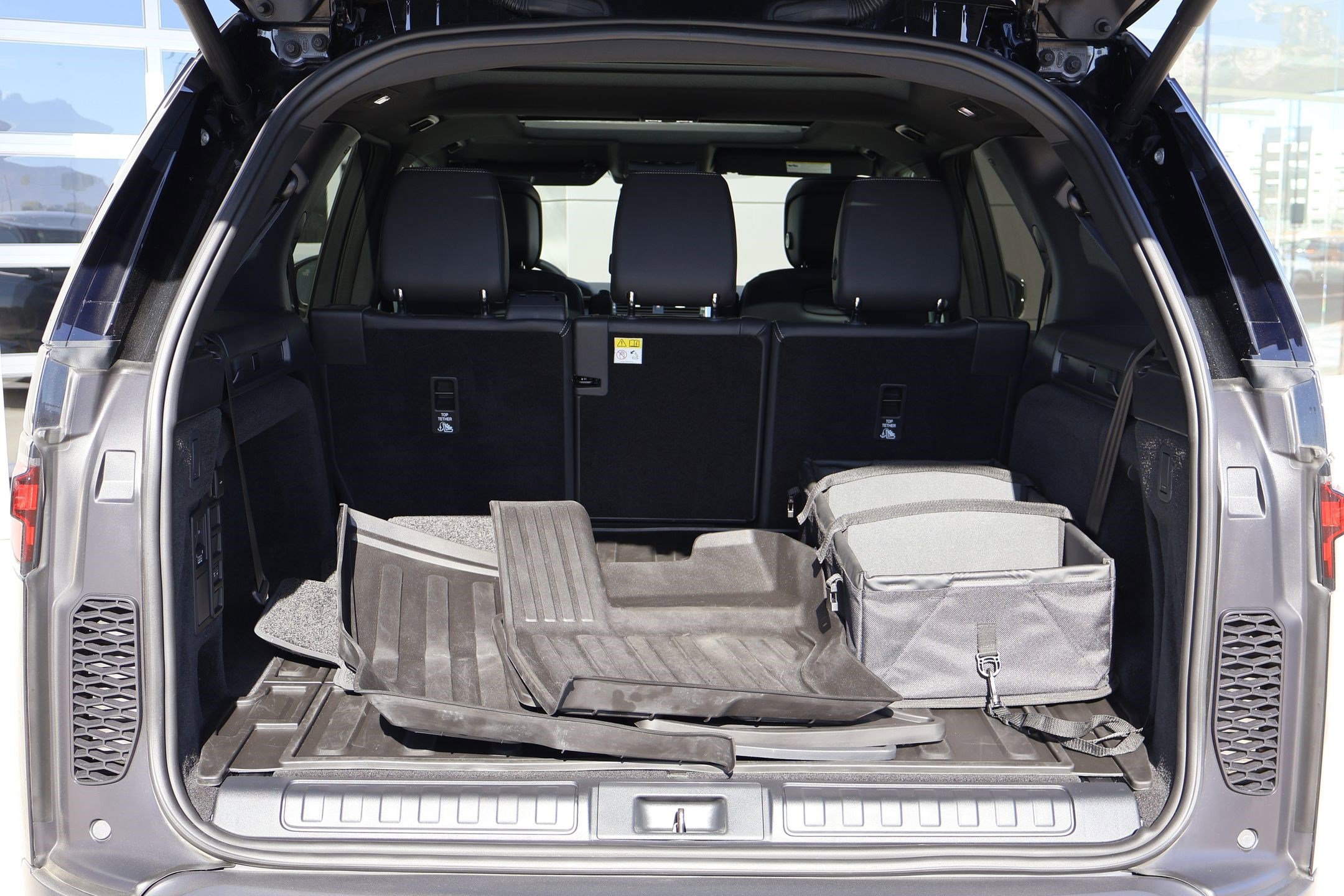 Certified 2025 Land Rover Discovery S image 28