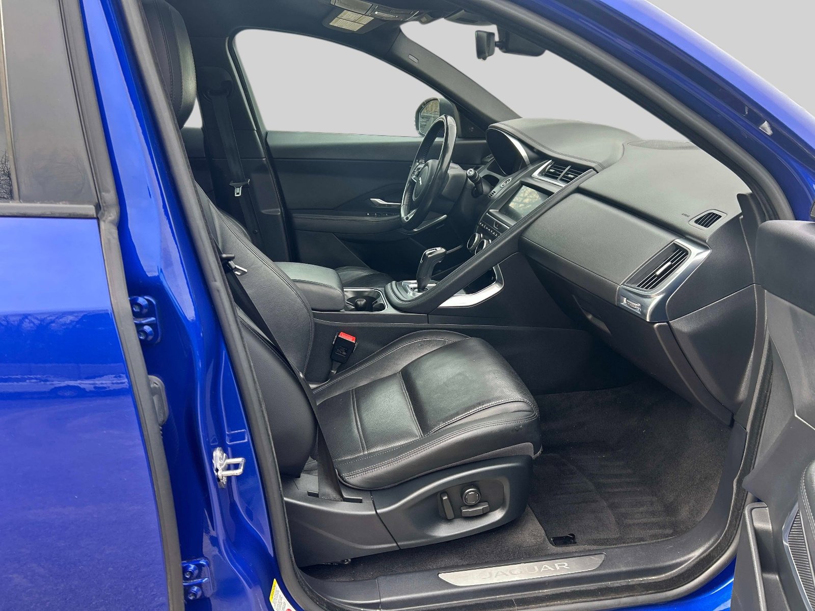 Used 2018 Jaguar E-PACE SE image 18