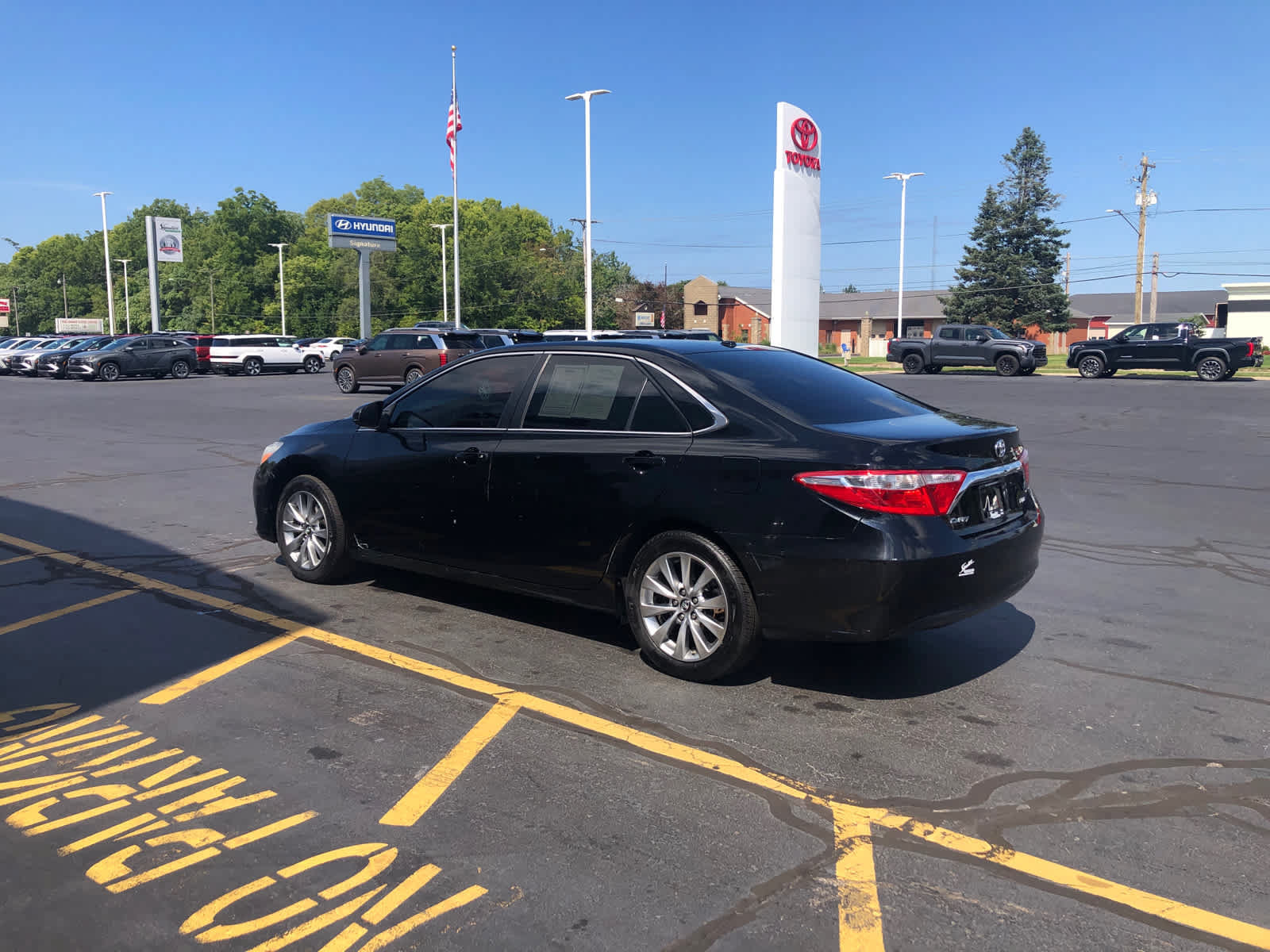 Used 2017 Toyota Camry XLE FWD image 3