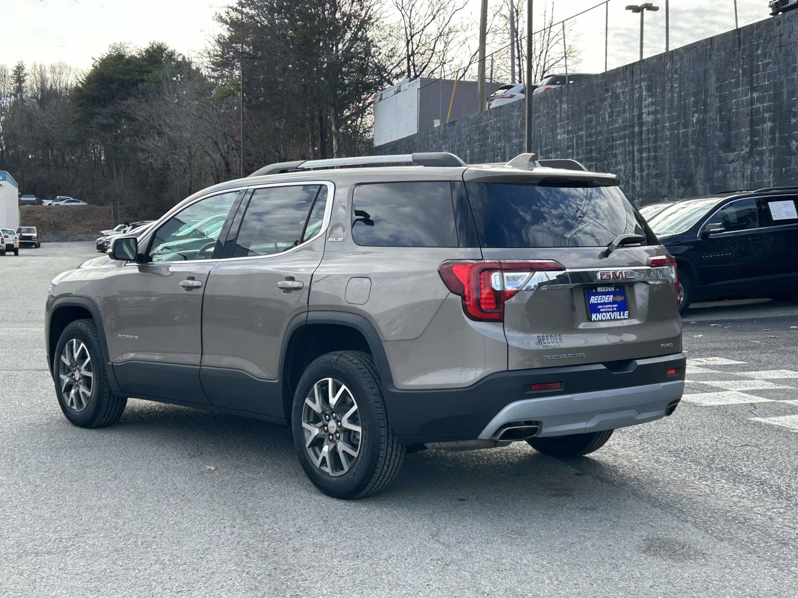 Used 2023 GMC Acadia SLE w/ Driver Convenience Package image 5