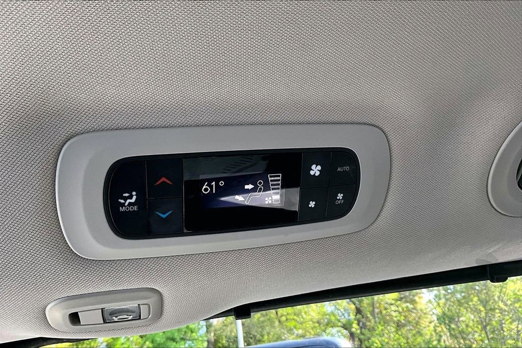 Used 2023 Chrysler Pacifica Limited image 10