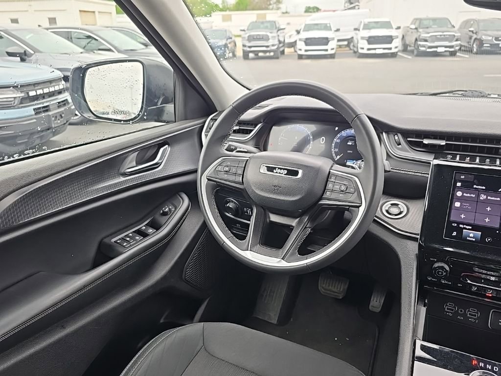 Used 2024 Jeep Grand Cherokee Laredo AWD/4WD image 14