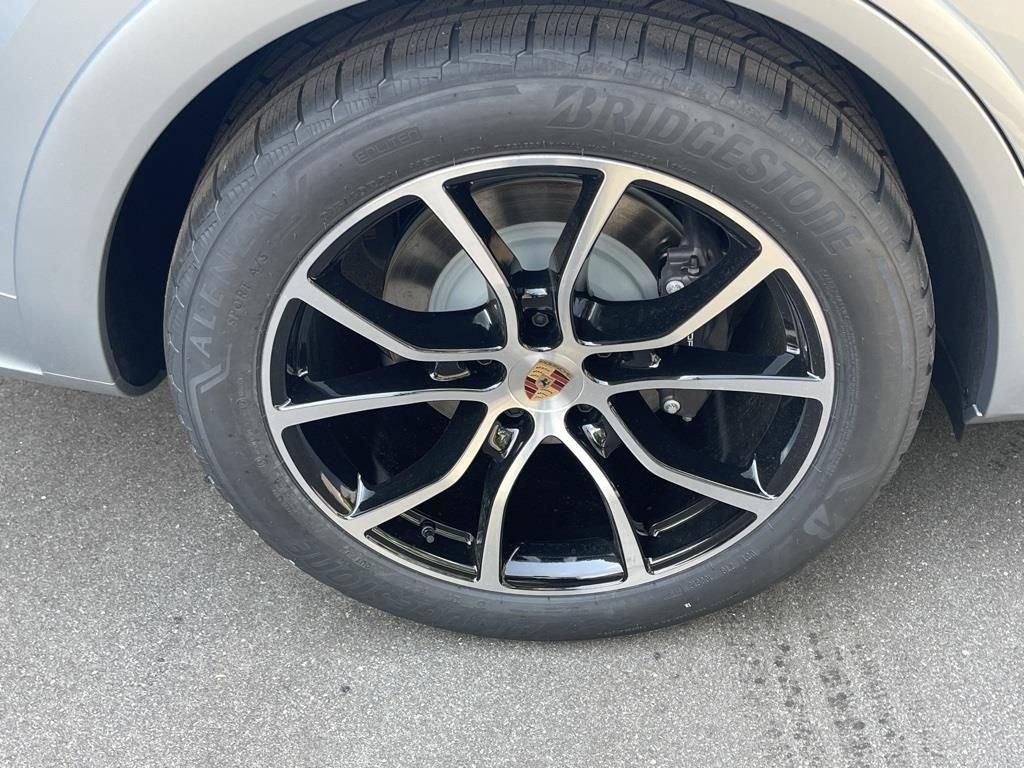 Certified 2025 Porsche Cayenne AWD/4WD image 13