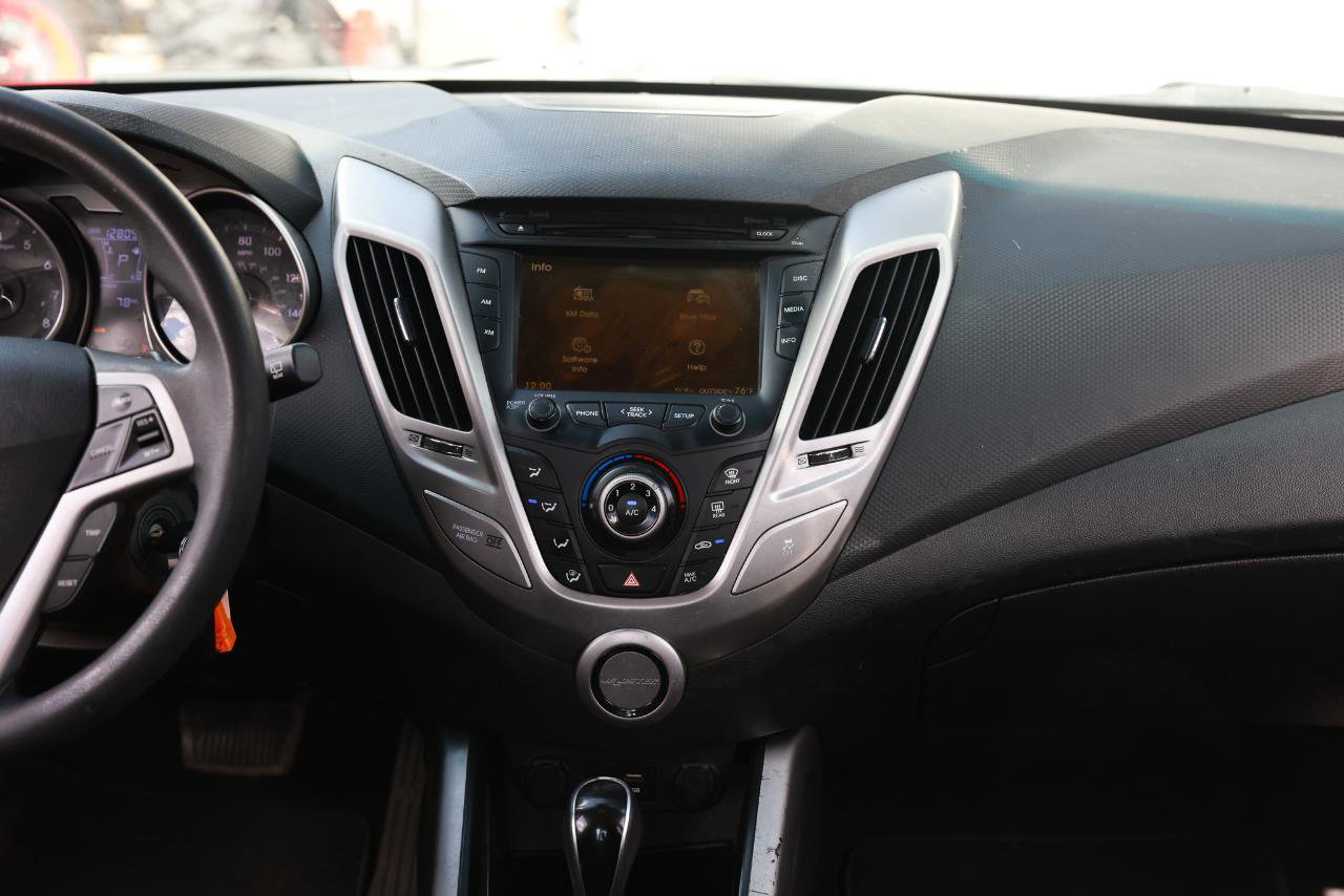 Used 2016 Hyundai Veloster FWD image 31