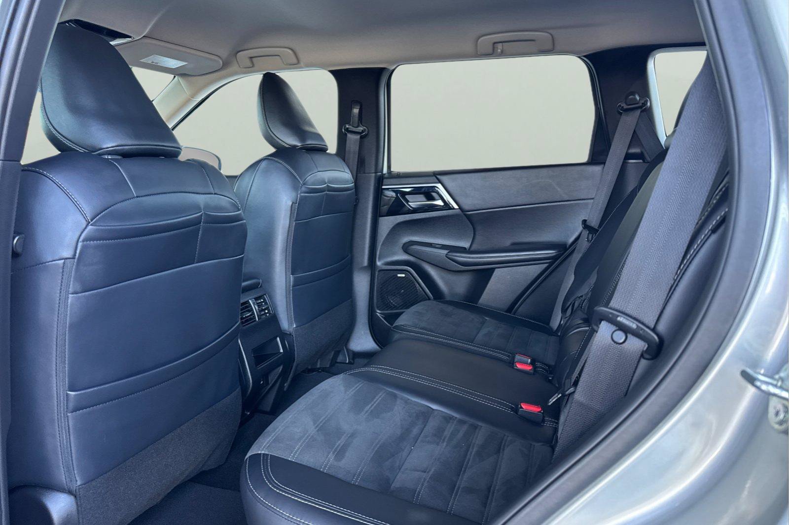 Used 2025 Mitsubishi Outlander SE FWD image 5