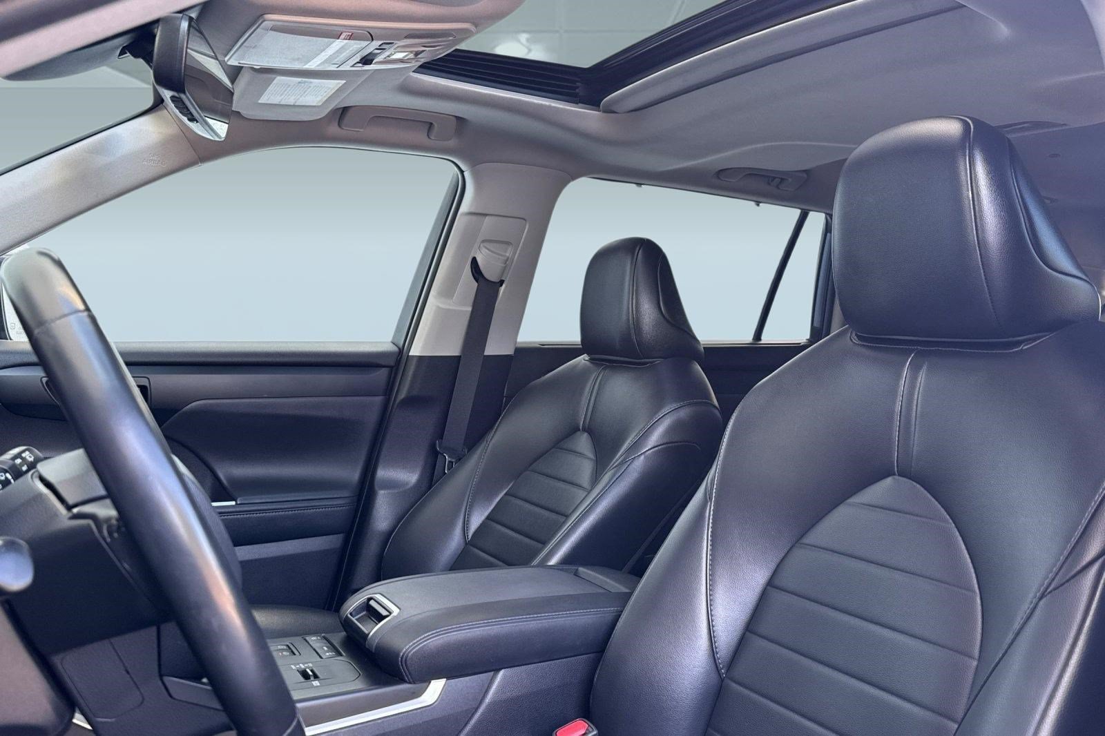 Used 2022 Toyota Highlander XLE FWD image 29