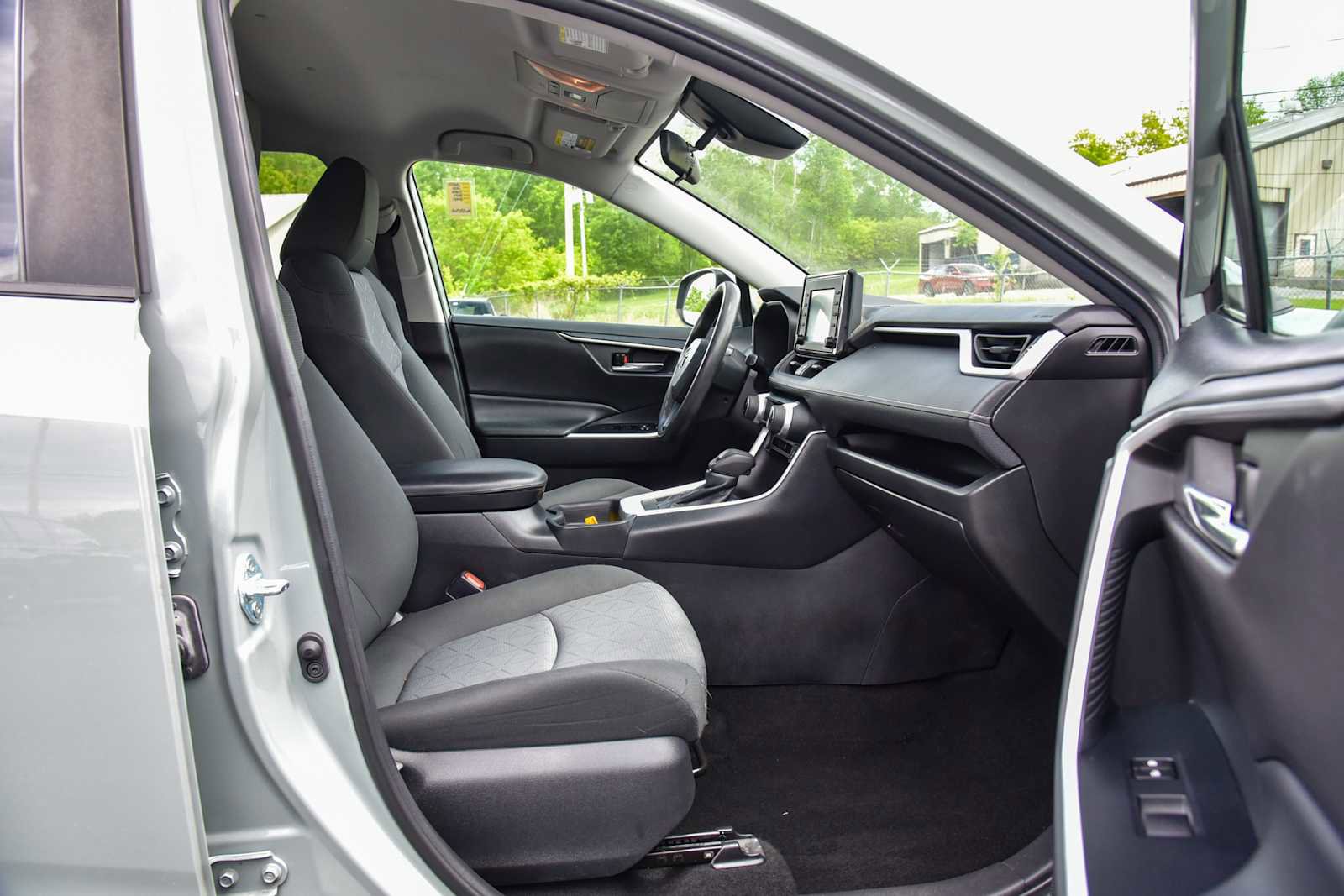Used 2021 Toyota RAV4 XLE w/ Carpet Mat Package (TMS) AWD/4WD image 9