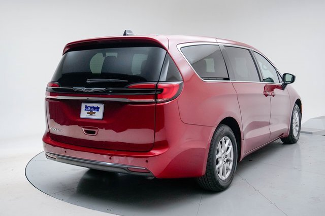 Used 2025 Chrysler Pacifica Select image 6