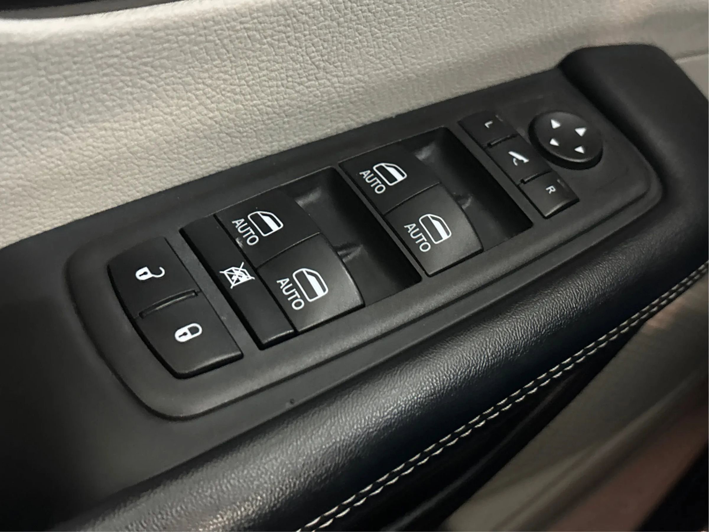 Used 2022 Chrysler Pacifica Limited w/ Uconnect Theater Family Group FWD image 43