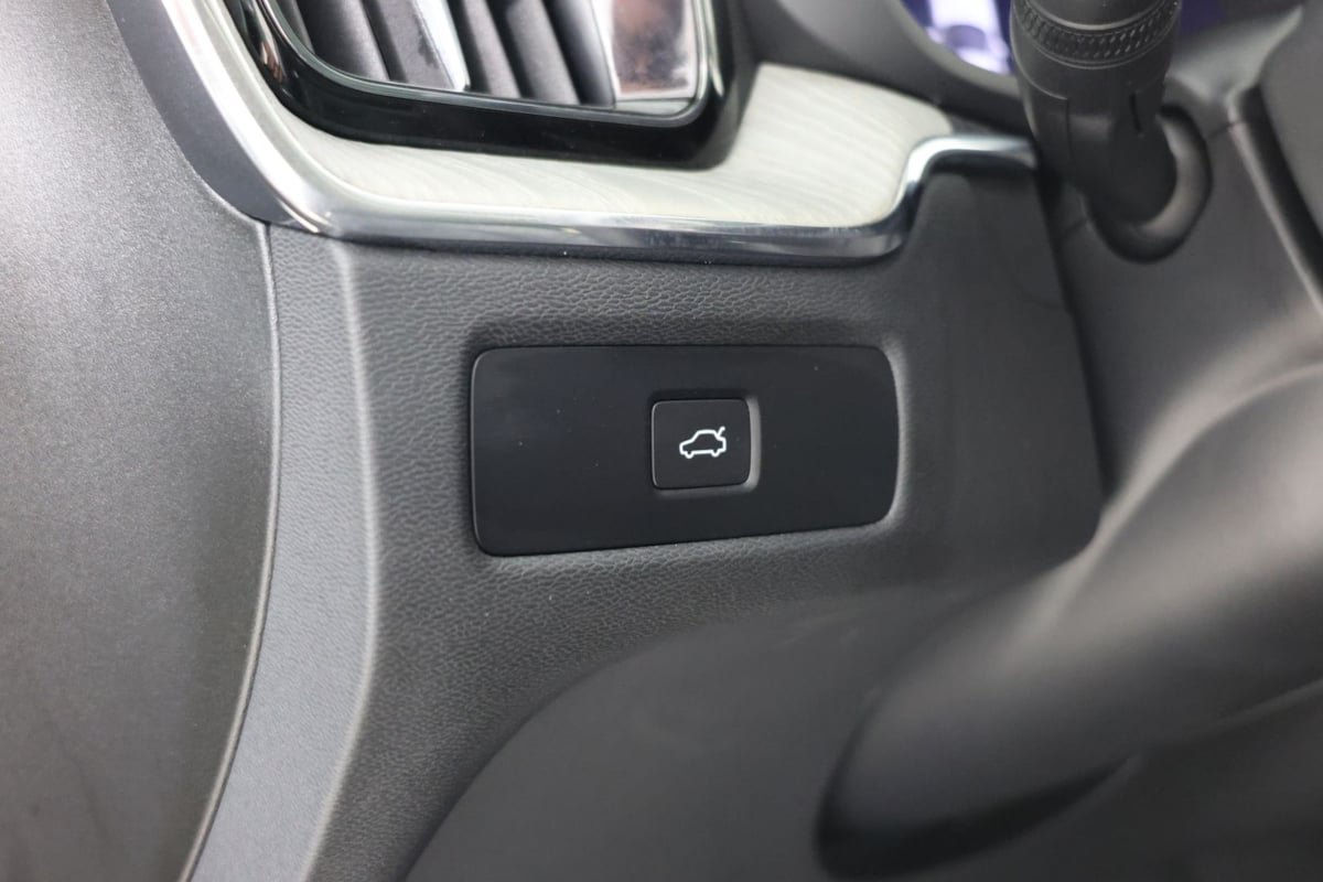 Used 2025 Volvo XC60 B5 Plus AWD/4WD image 24