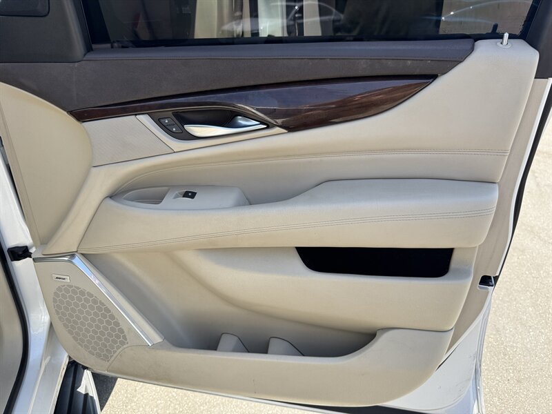 Used 2016 Cadillac Escalade Luxury AWD/4WD image 44