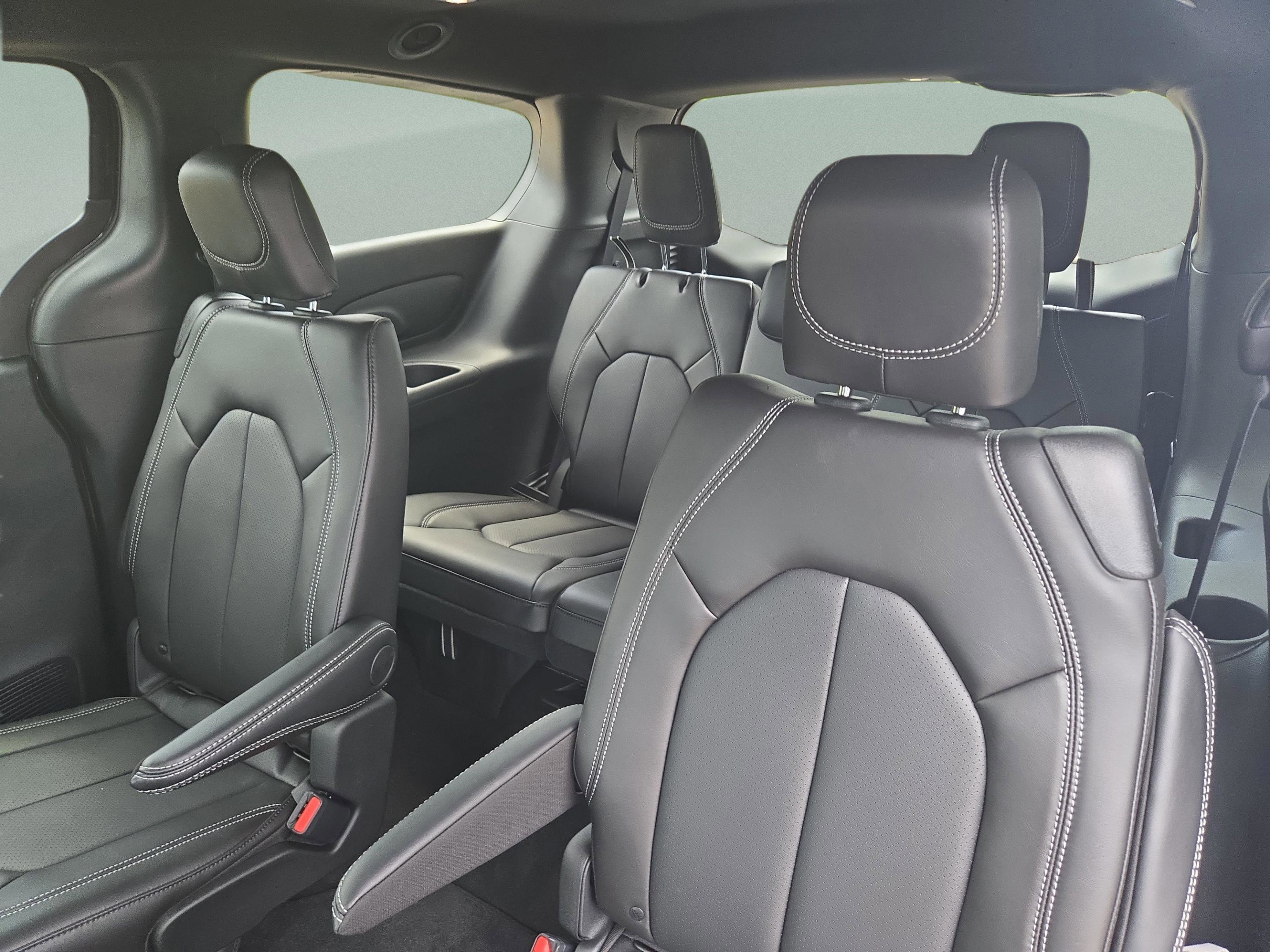 New 2026 Chrysler Pacifica Select image 30