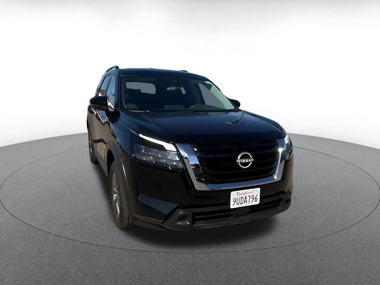 Used 2025 Nissan Pathfinder SV FWD image 3