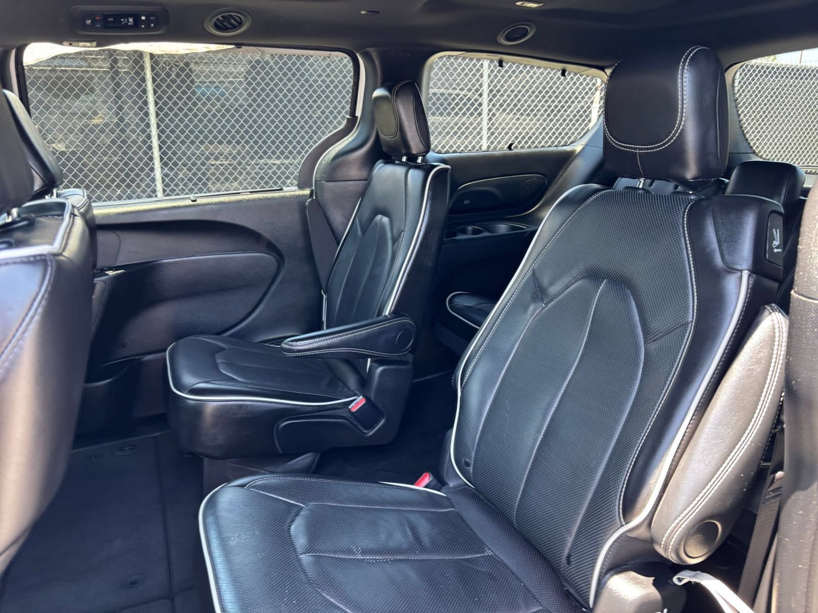 Used 2025 Chrysler Pacifica Limited FWD image 27