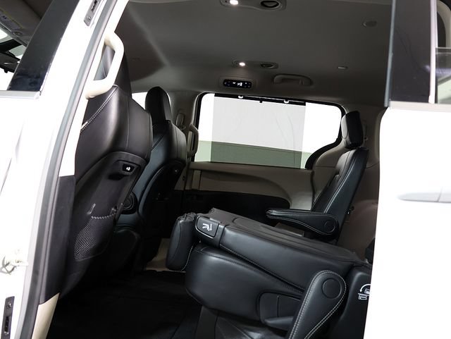 Used 2024 Chrysler Pacifica Touring-L FWD image 15