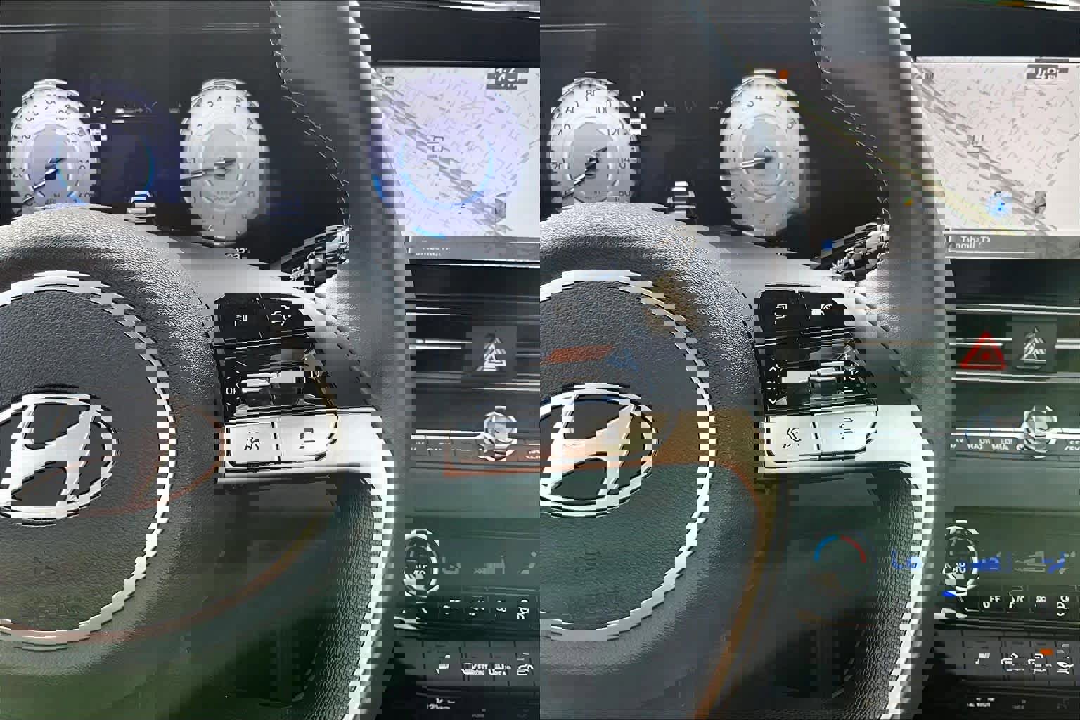 Used 2025 Hyundai Elantra Limited image 23