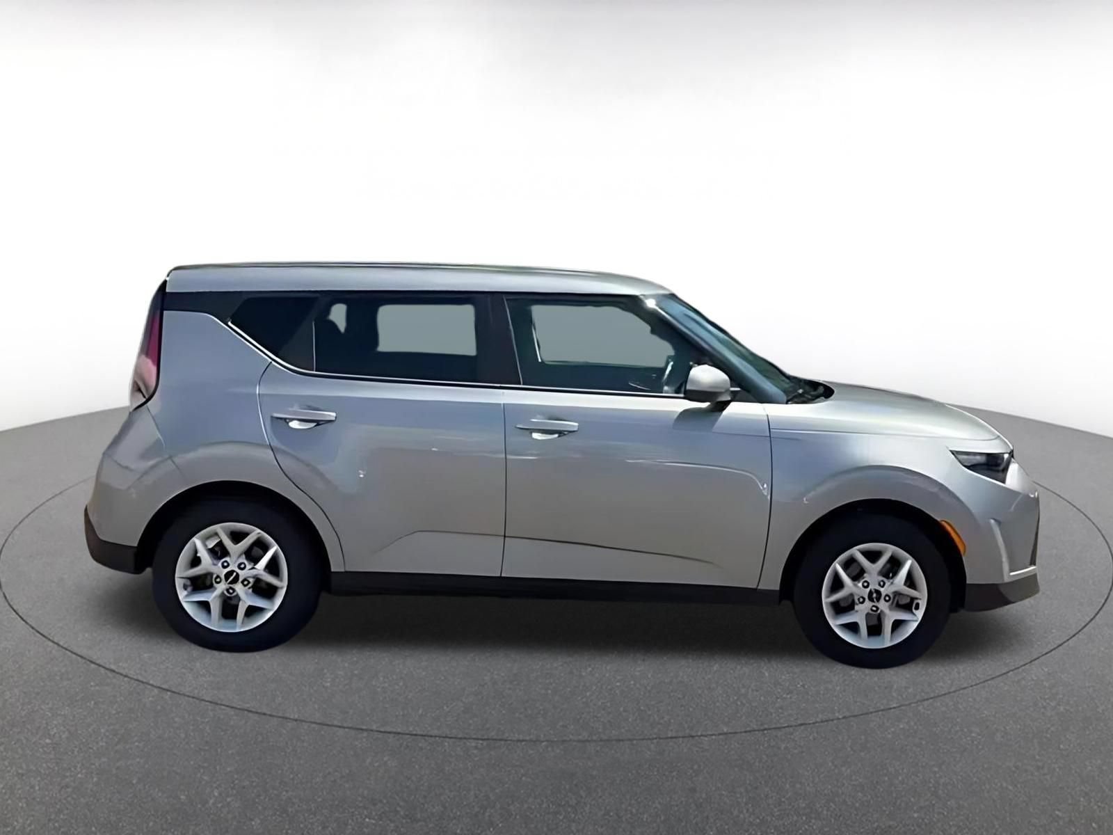 Used 2025 Kia Soul LX w/ LX Technology Package FWD image 15