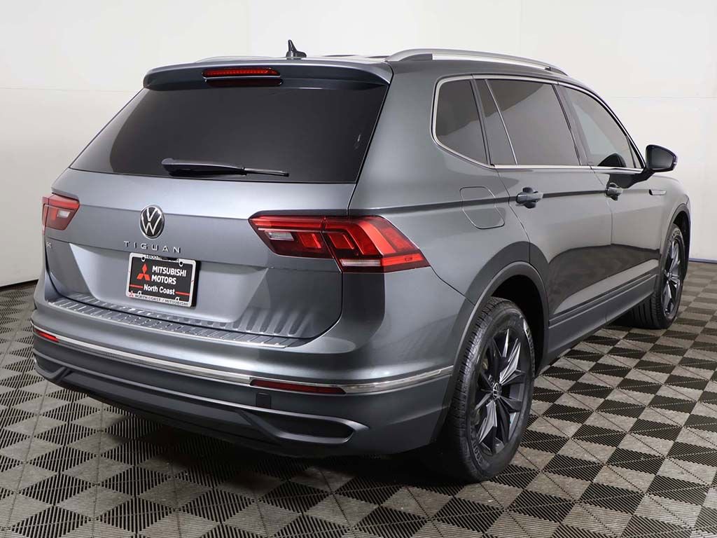 Used 2024 Volkswagen Tiguan SE w/ Panoramic Sunroof Package FWD image 11