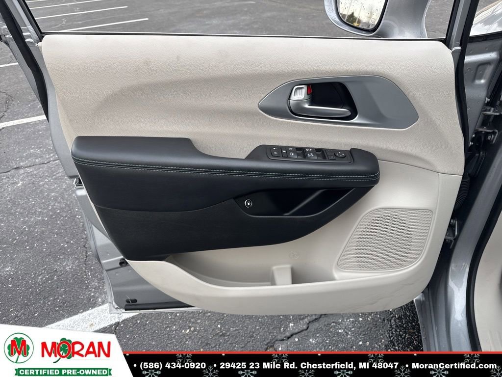 Used 2017 Chrysler Pacifica Touring Plus image 12