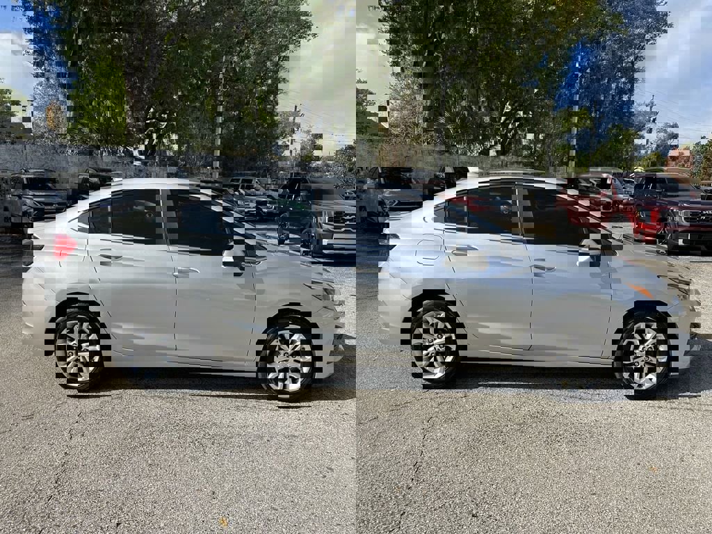 Used 2019 Chevrolet Cruze LT w/ Convenience Package image 4