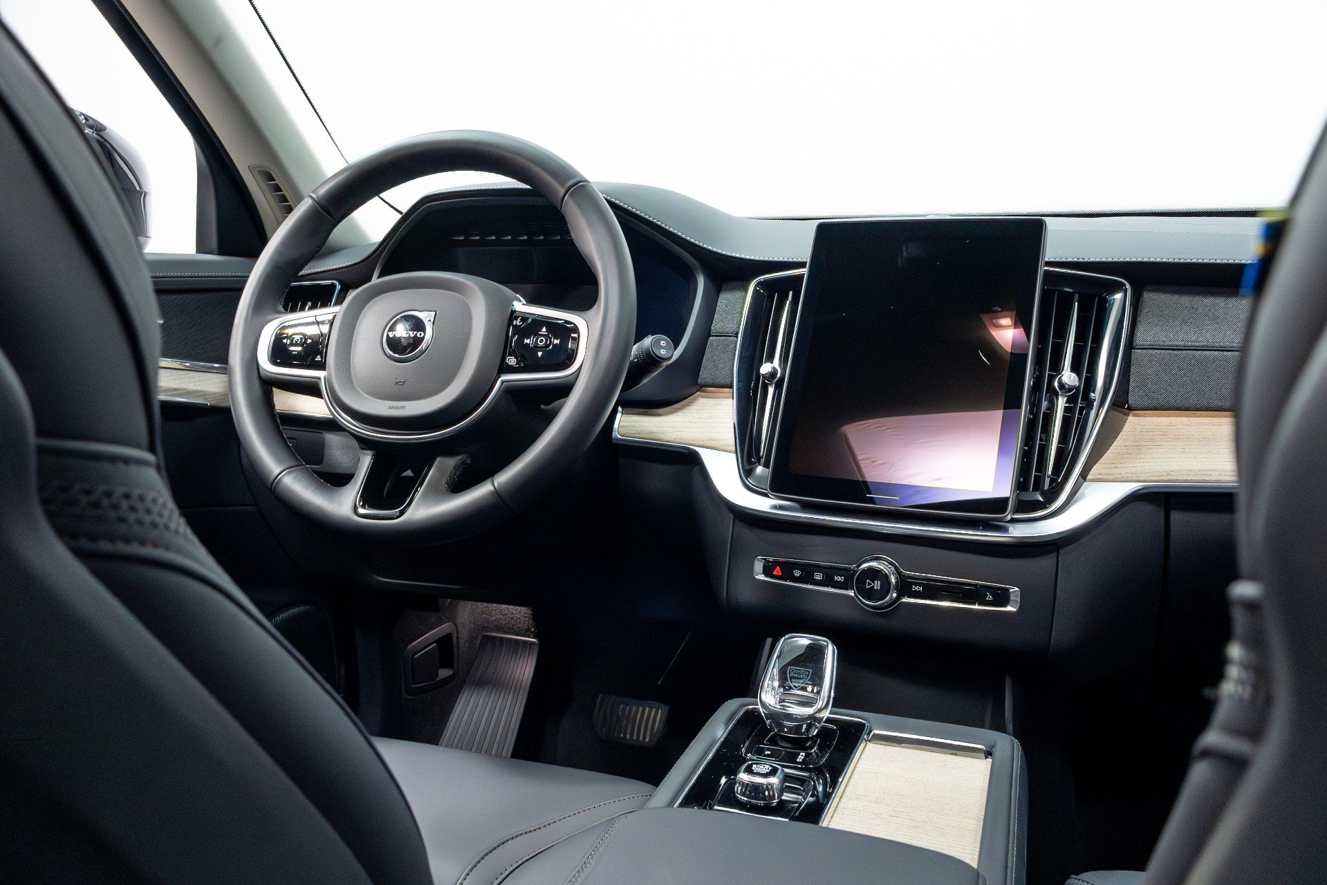 Used 2025 Volvo XC90 B6 Plus image 33