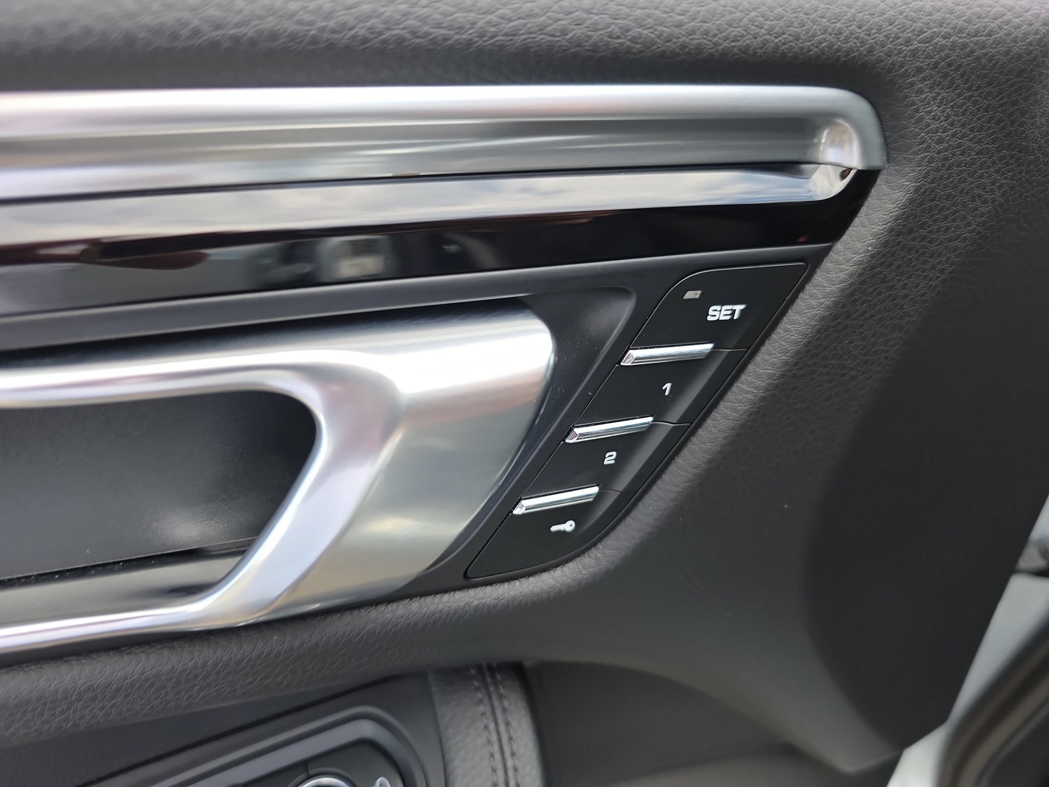 Used 2023 Porsche Macan Turbo AWD/4WD image 21