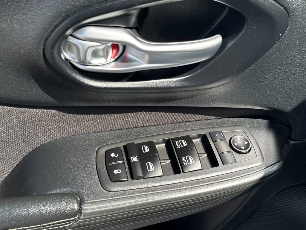 Used 2015 Jeep Cherokee Latitude AWD/4WD image 12