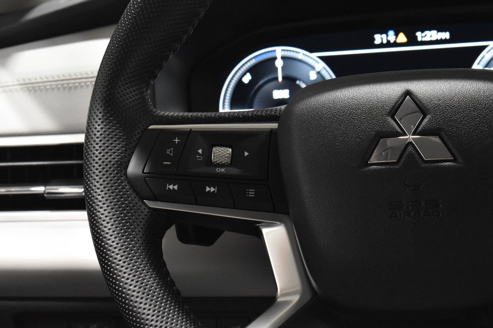 Used 2023 Mitsubishi Outlander SEL image 8